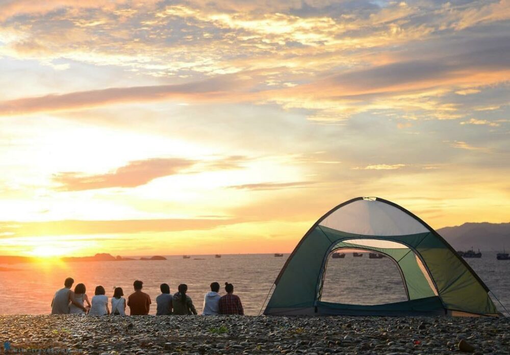 Đi du lịch bằng tàu cao tốc đến biển đảo để  trải nghiệm cắm trại bên bờ biển