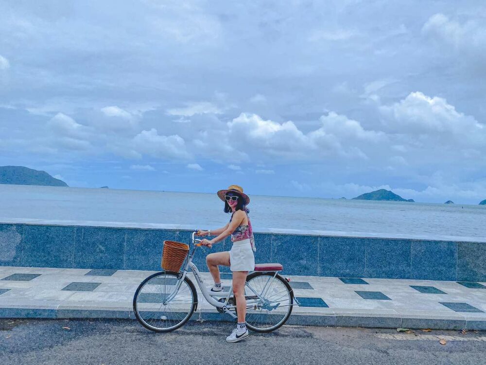 Đi du lịch bằng tàu cao tốc đến biển đảo để  trải nghiệm đạp xe quanh bãi biển
