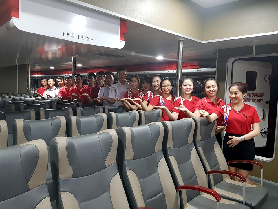 Nhân viên trên tàu cao tốc Phú Quốc Express