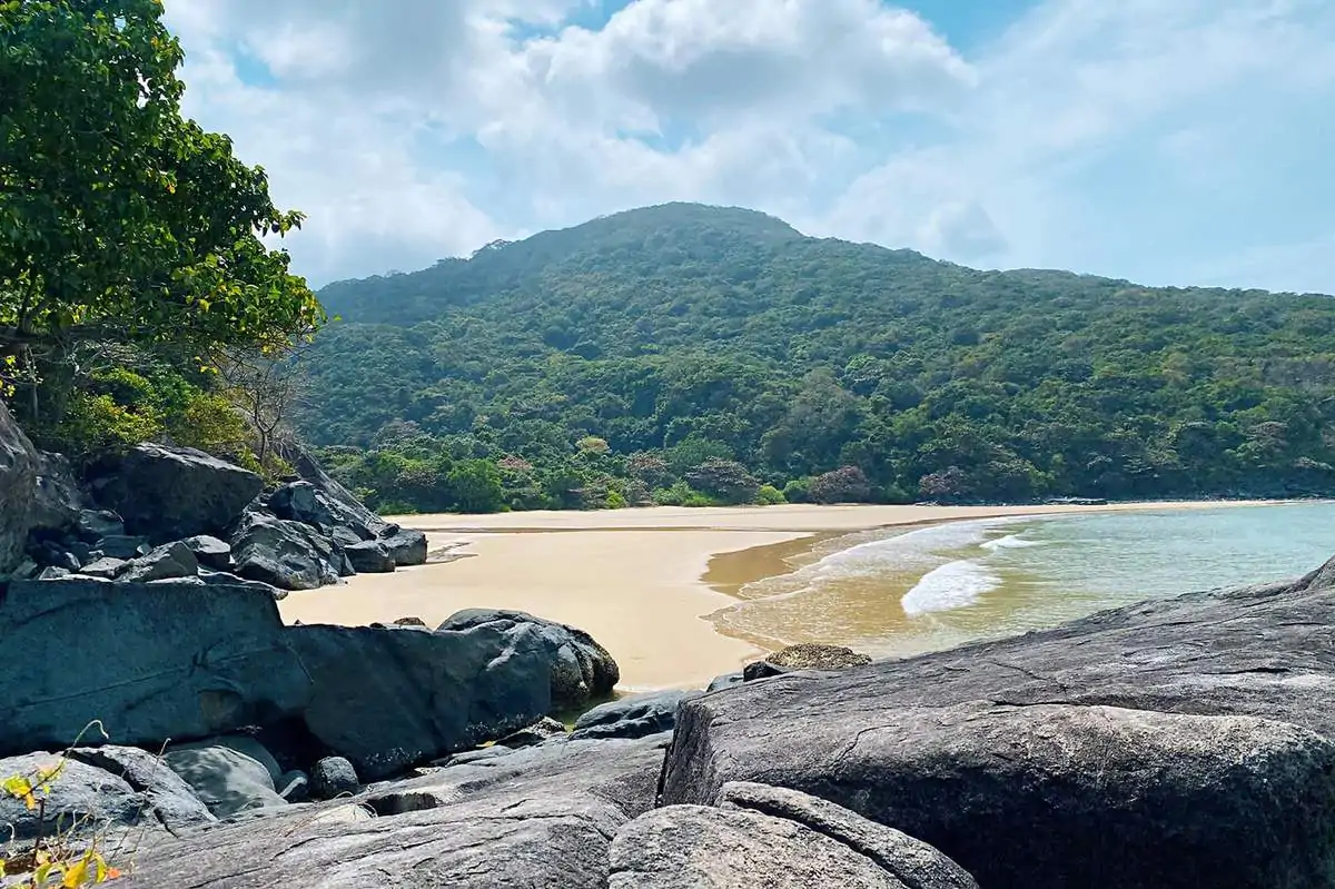 Bãi Suối Nóng Côn Đảo sở hữu vẻ đẹp hoang sơ, tĩnh mịch tách biệt với thế giới bên ngoài.