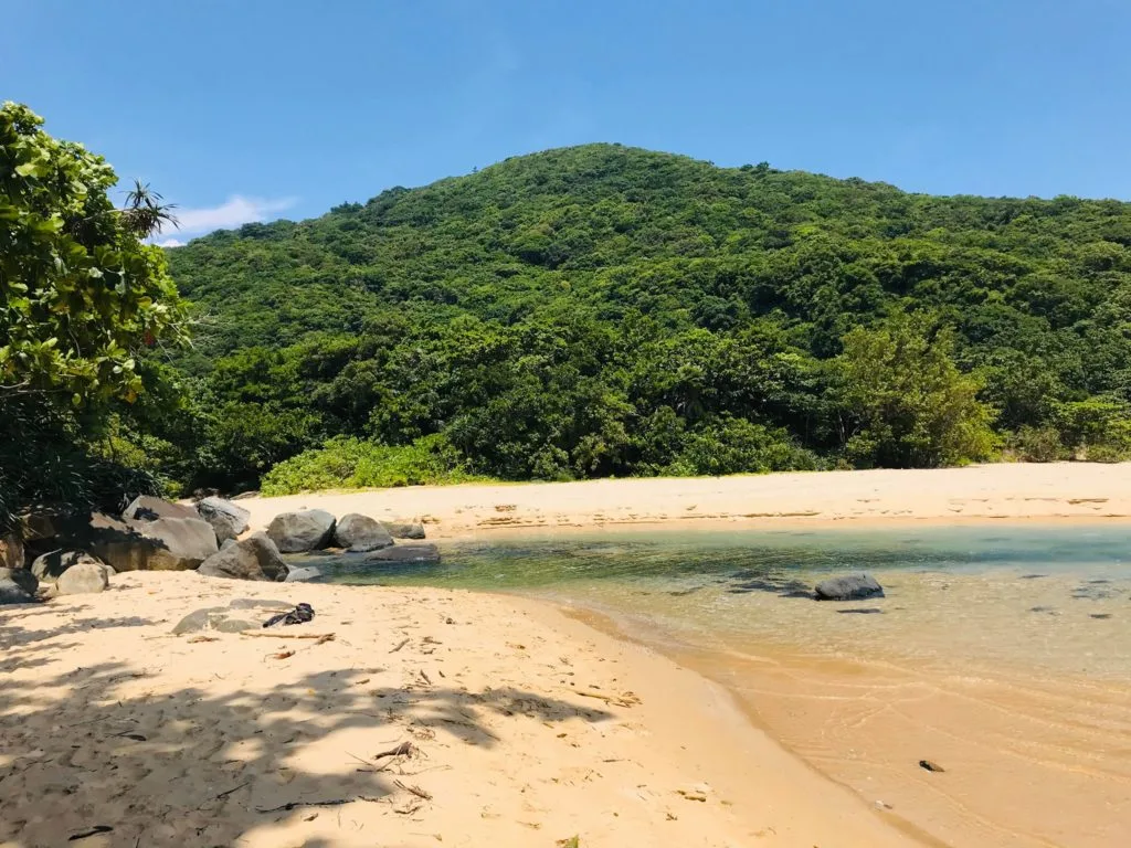 Khung cảnh thiên nhiên nguyên sơ, hùng vĩ của bãi Suối Nóng Côn Đảo.