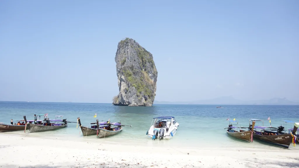 Bãi biển trong Vịnh Hạ Long với nước xanh và núi đá vôi