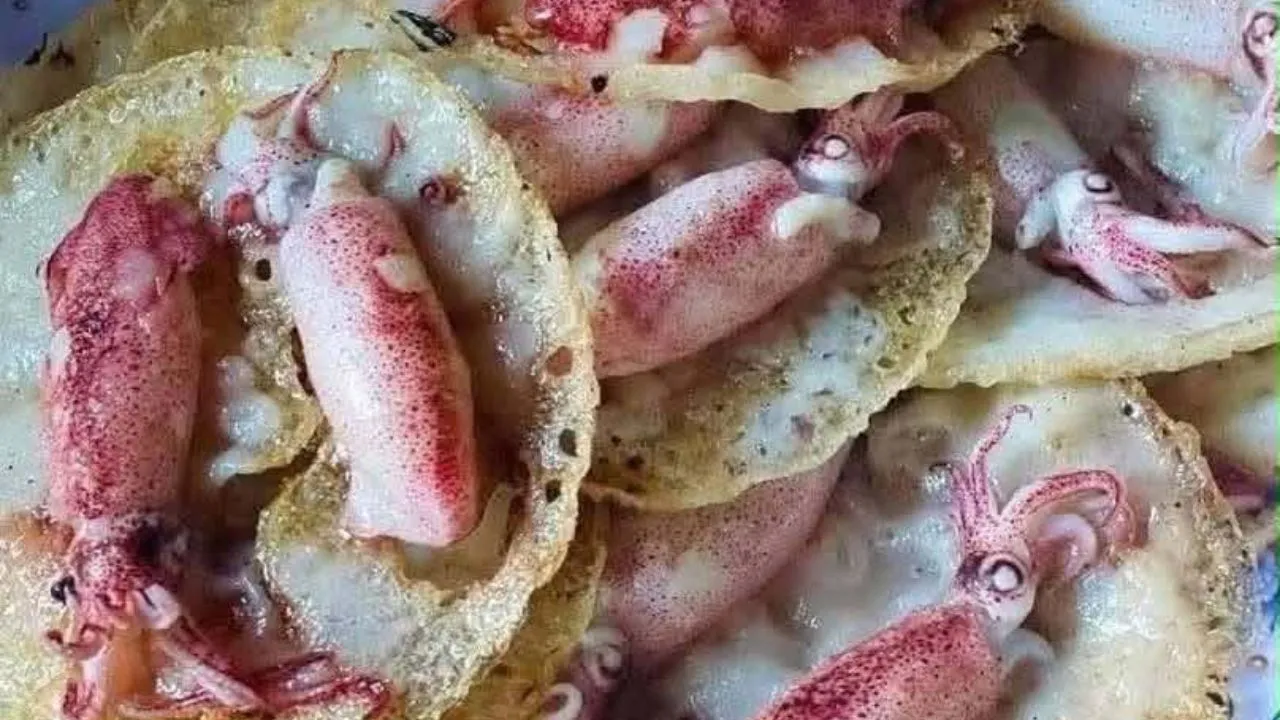 Bánh xèo mực sữa là món ăn dân dả nổi tiếng với lớp vỏ giòn rụm vàng ươm