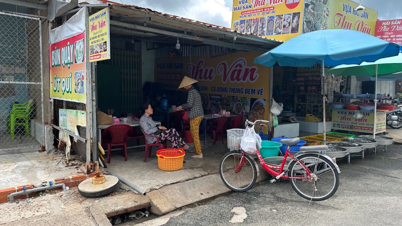 Cảnh chợ hải sản Hàm Ninh