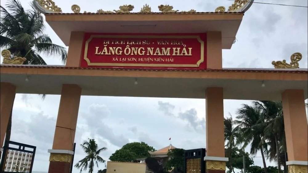 Take a speedboat to Hon Son to visit Lang Ong Nam Hai
