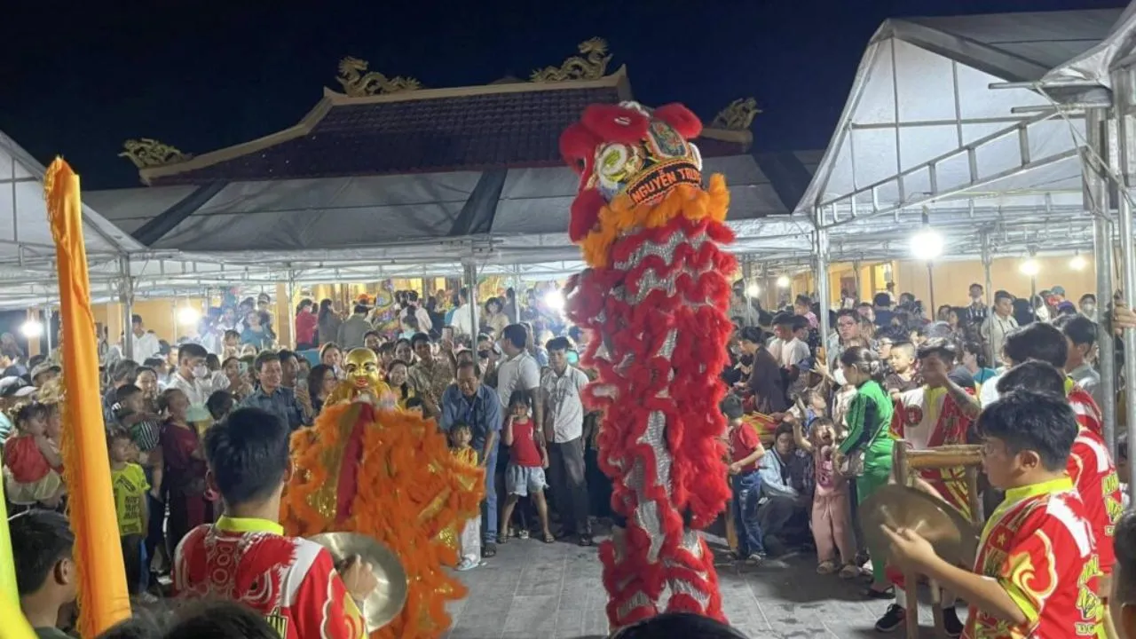 Không khí trang nghiêm, nhộn nhịp trong ngày lễ hội Dinh Bà Ông Lang cầu bình an, may mắn.