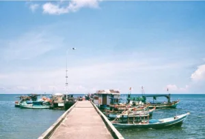 Làng chài Hàm Ninh là địa điểm thưởng thức ẩm thực hấp dẫn khi du lịch Phú Quốc.