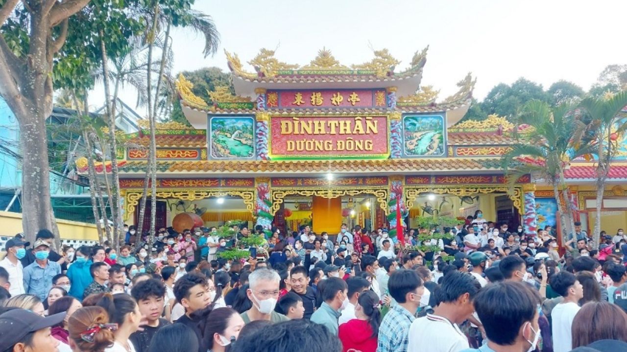 Lễ hội Đình Thần Dương Đông thu hút đông đảo người dân và du khách đến tham quan, chiêm bái.
