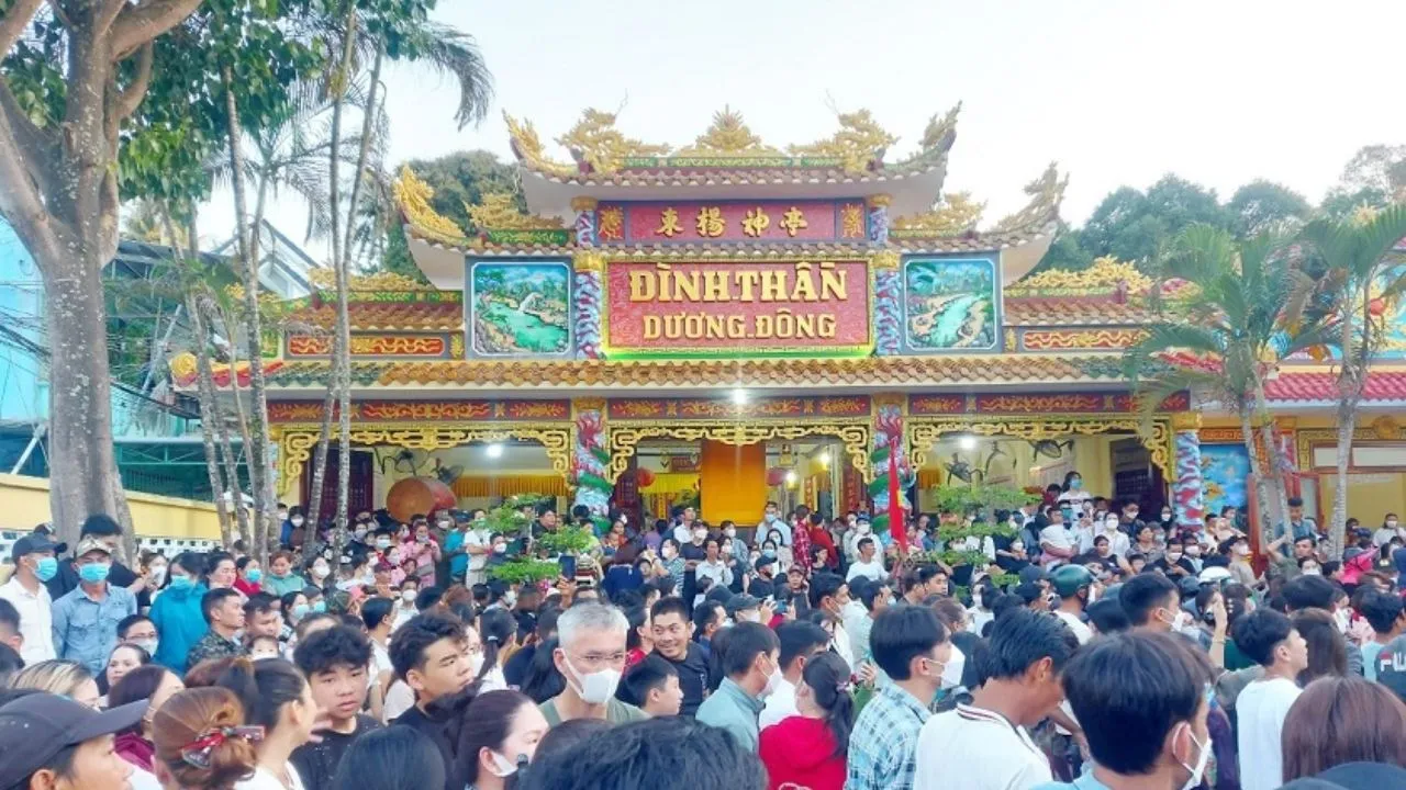 Lễ hội Đình Thần Dương Đông thu hút đông đảo người dân và du khách đến tham quan, chiêm bái.