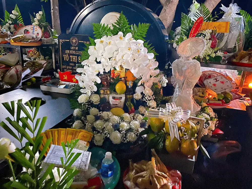 Aunt Sau's offerings must always have white flowers, because this is her favorite flower color.