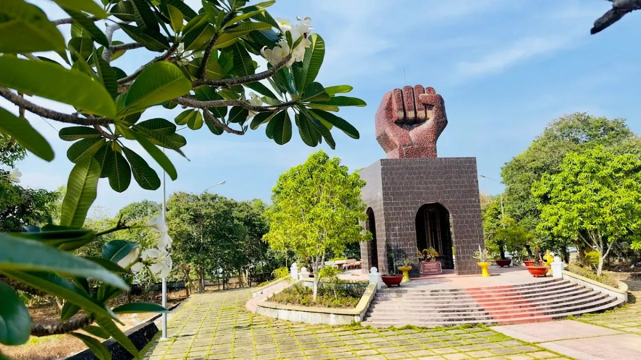 Nghĩa địa tù binh và tượng đài Nắm Tay
