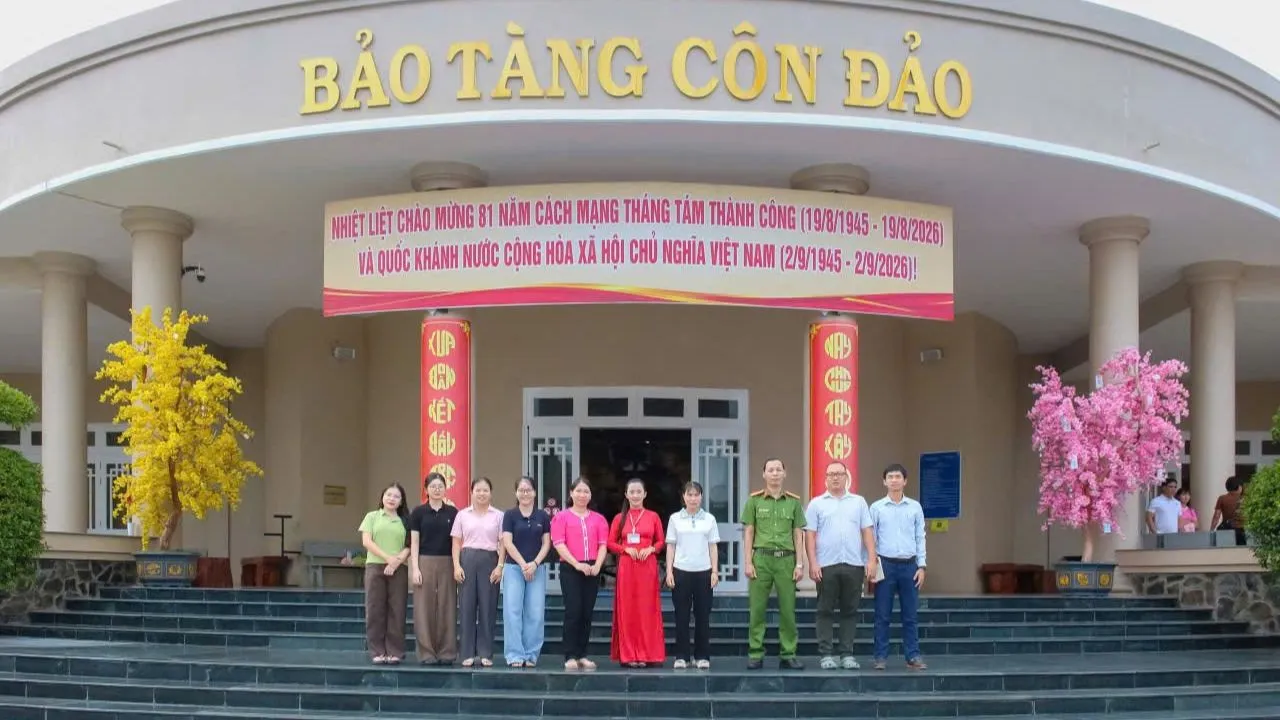 Quầy bán vé thăm nhà tù Côn Đảo ở trước bảo tàng Côn Đảo