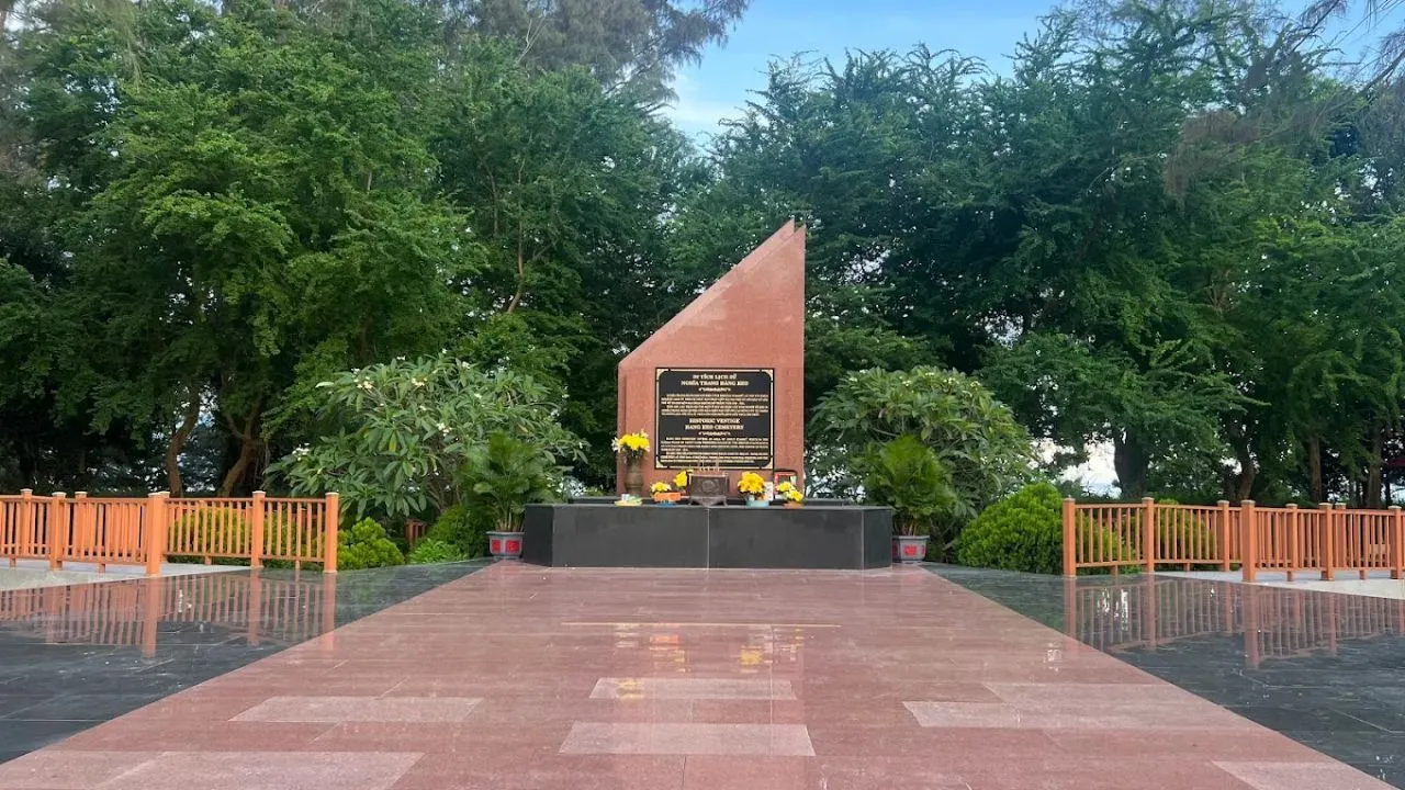 Tấm bia đá tưởng niệm tại Nghĩa trang Hàng Keo Côn Đảo giữa rừng cây phi lao rì rào sóng gió