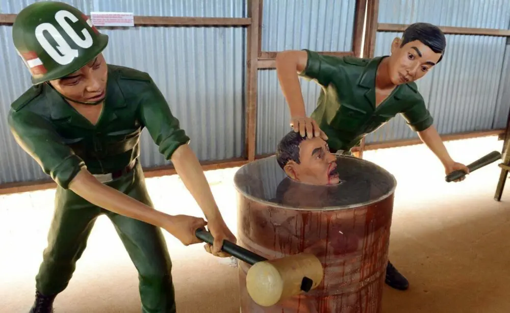 Mô hình tái hiện hình thức tra tấn gõ thùng phuy.