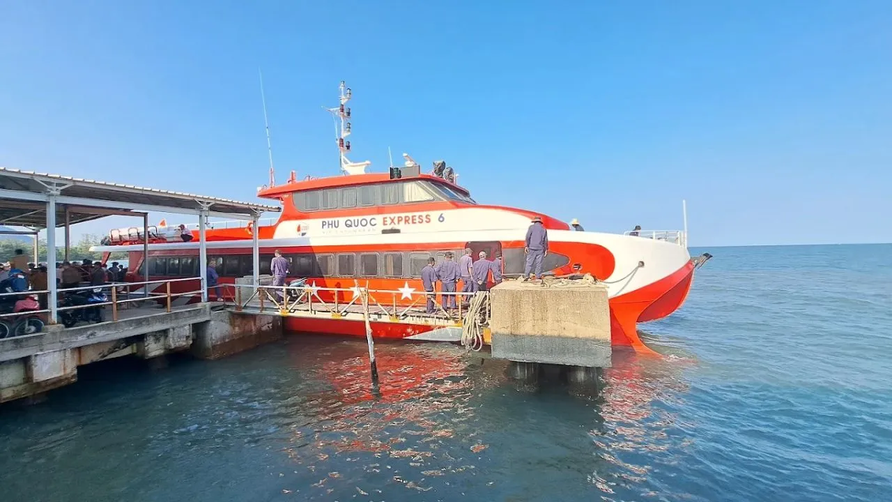 Tàu cao tốc Phú Quốc Express đi từ Rạch Giá đến đảo Phú Quốc