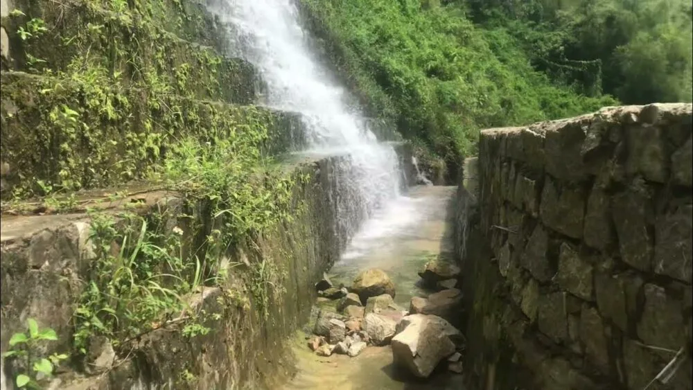 Take a speedboat to Hon Son to immerse yourself in nature and the nameless waterfall