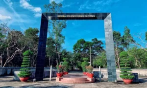 ពេលទៅដល់តំបន់ទេសចរណ៍ខាងវិញ្ញាណនៅ Con Dao មនុស្សជាច្រើនតែងតែគិតពីទីបញ្ចុះសព Hang Duong។