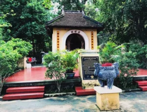 ប្រាសាទ Ngu Hanh គឺជាកន្លែងខាងវិញ្ញាណនៅ Con Dao ដើម្បីគោរពបូជាទេពធីតាទាំងប្រាំ "Ngu Hanh Nuong Nuong" ។
