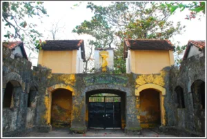 Cổng vào Trại Phú Sơn