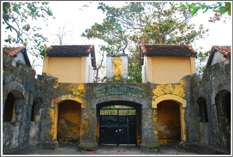 Cổng vào trại Phú Sơn