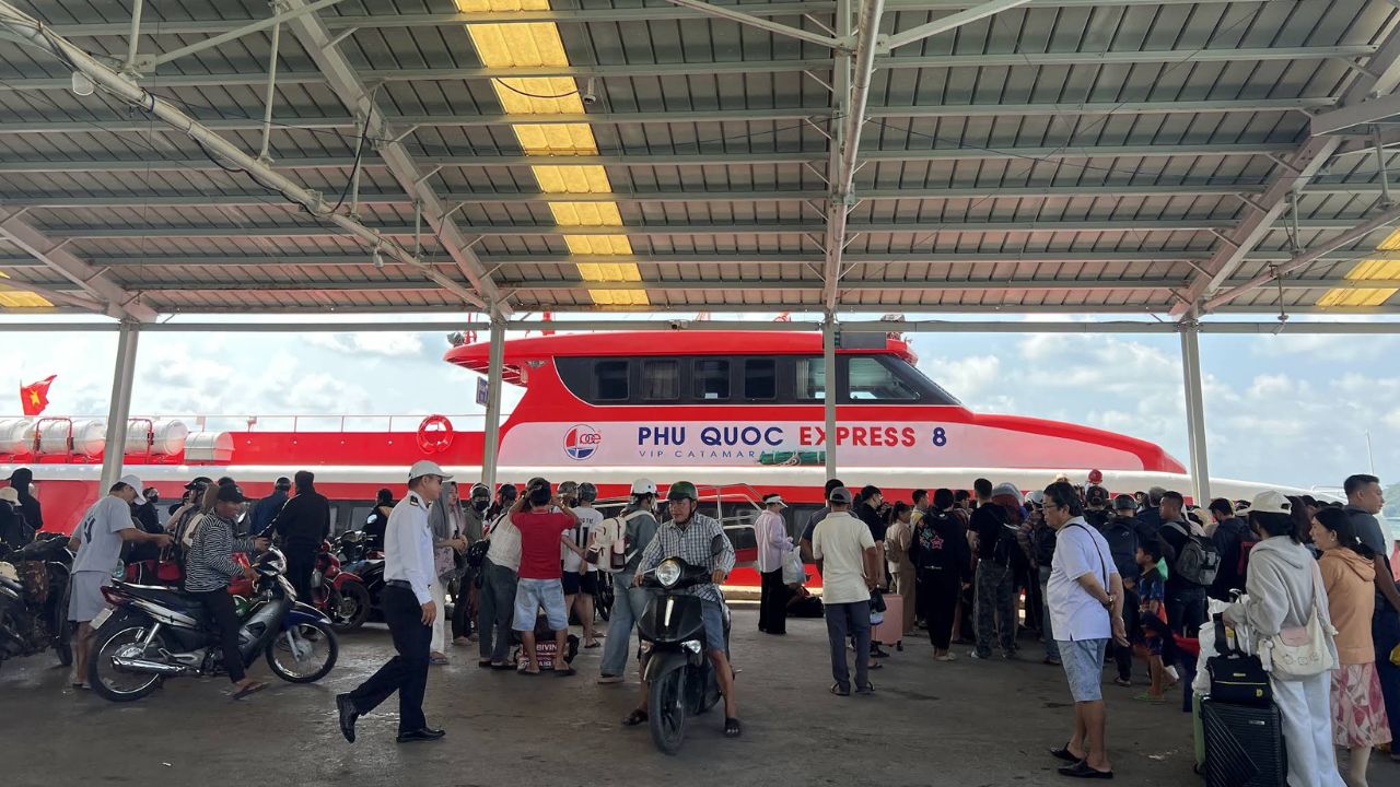 Tàu Phú Quốc Express sẽ giúp bạn đến nhà thùng nước mắm Phú Quốc với trải nghiệm thú vị