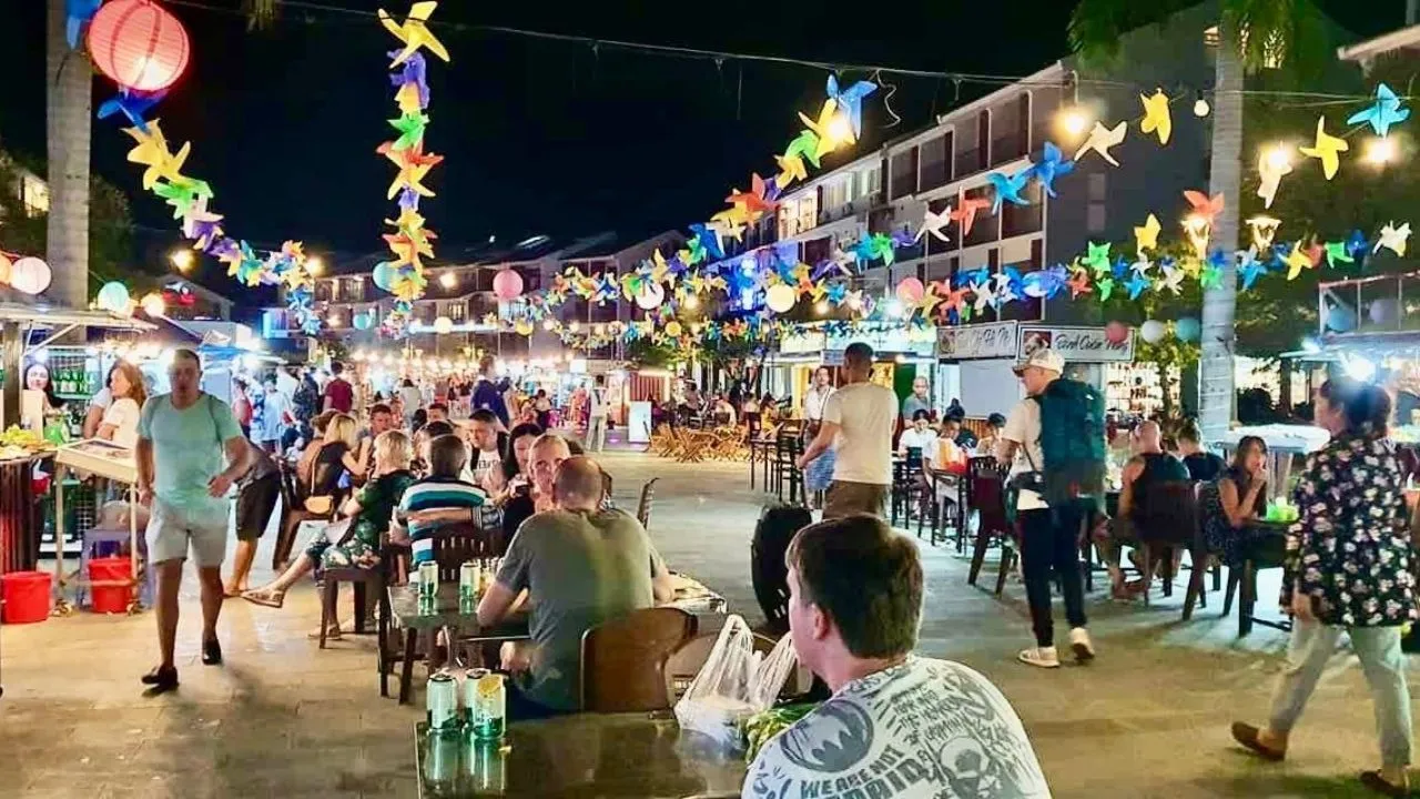 Chợ đêm Bãi Trường (phố đi bộ Sonasea)