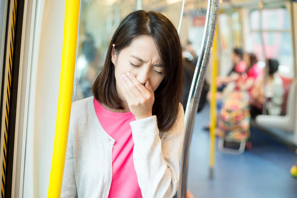 女性や子供は船で旅行するときに船酔いになりやすいです。