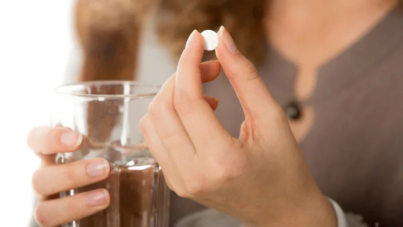 乗り物酔いを軽減するために乗り物酔い止め薬を飲んでください。