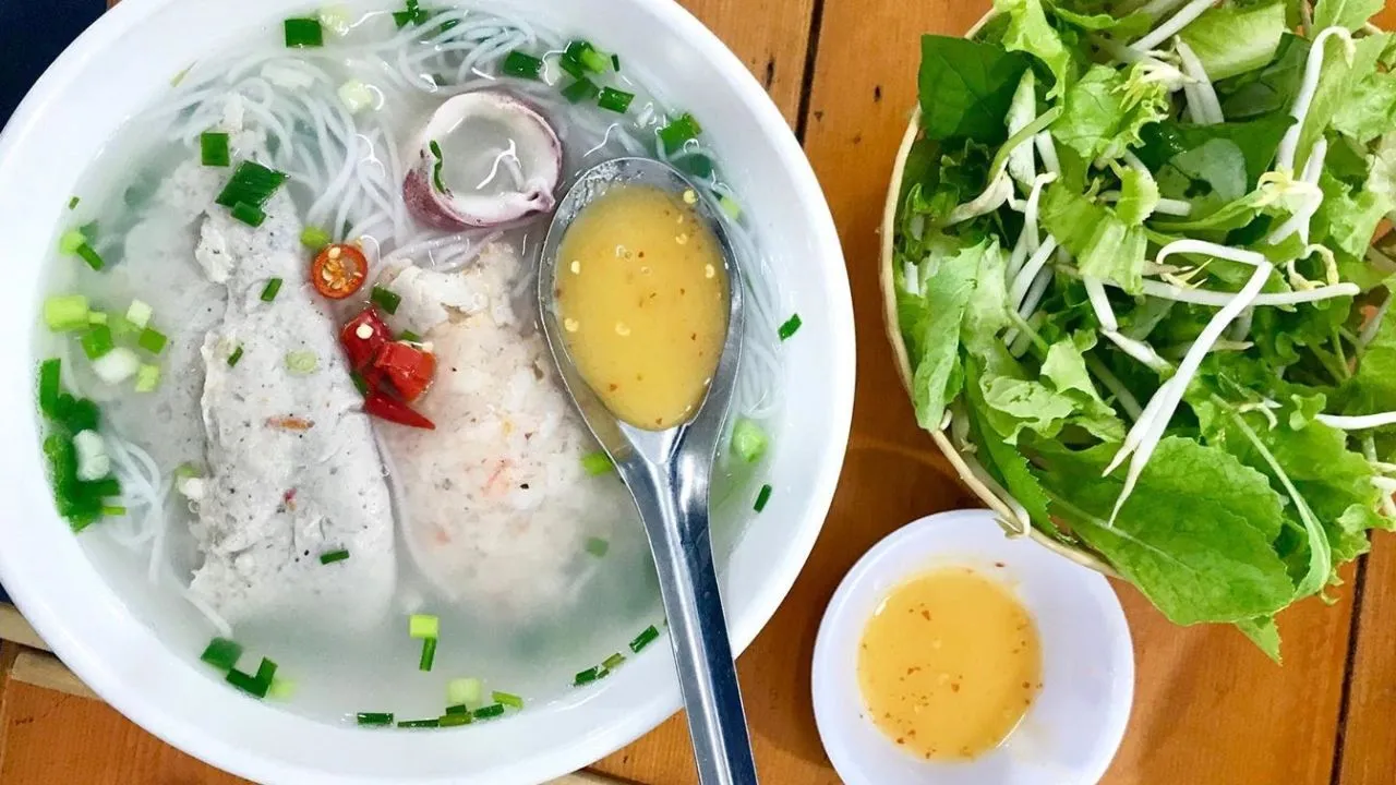 Thực khách tự quậy nước chấm bún quậy