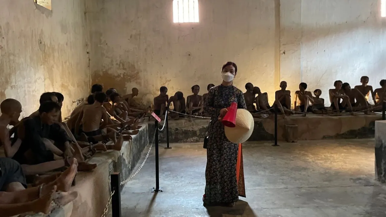 Có HDV thuyết minh di tích nhà Tù Côn Đảo