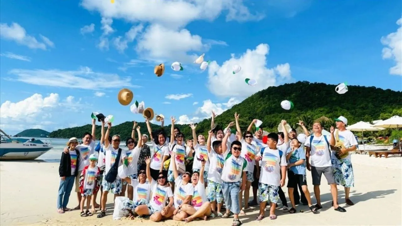 Đoàn khách trải nghiệm khi quyết định nên du lịch Côn Đảo theo tour