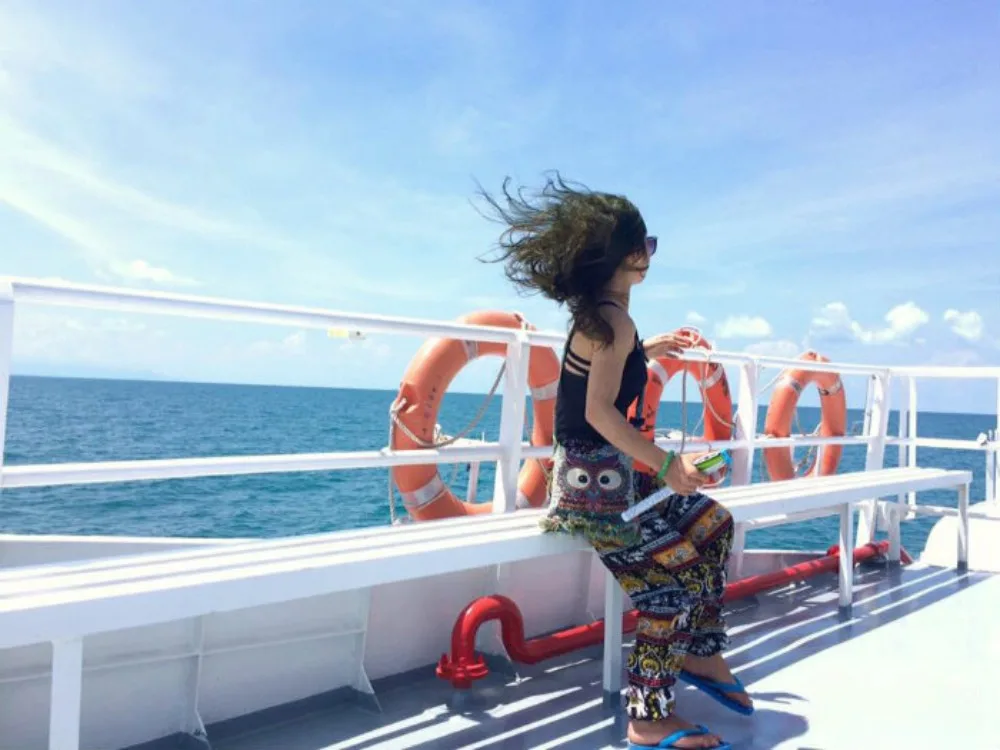 Feelings on the deck of the Con Dao Express high-speed ship