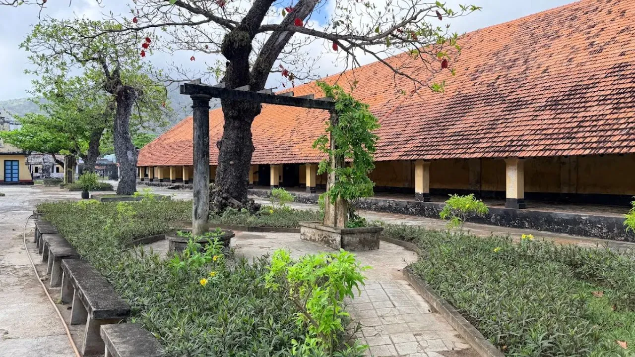 Không gian rêu phong cổ kính bên trong khuôn viên di tích Trại giam Phú Hải Côn Đảo