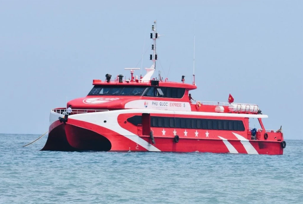 When choosing a speedboat to Phu Quoc, you need to consider certain factors.