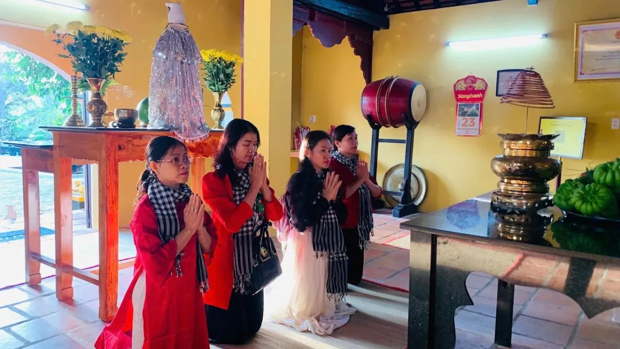 Viếng miếu Bà Phi Yến (An Sơn Miếu) xin cầu bình an sức khoẻ