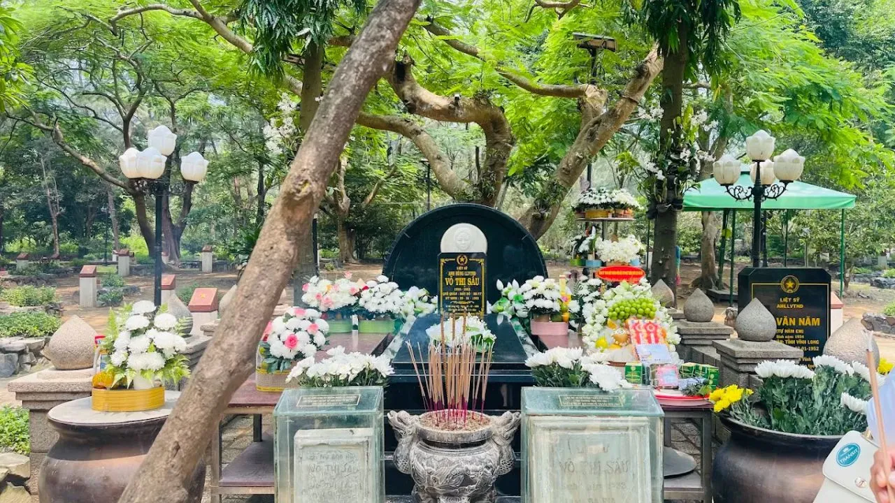 Viếng mộ Cô Sáu tại Nghĩa Trang Hàng Dương