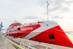 The modern Thang Long ship can operate well even in level 8 stormy weather.