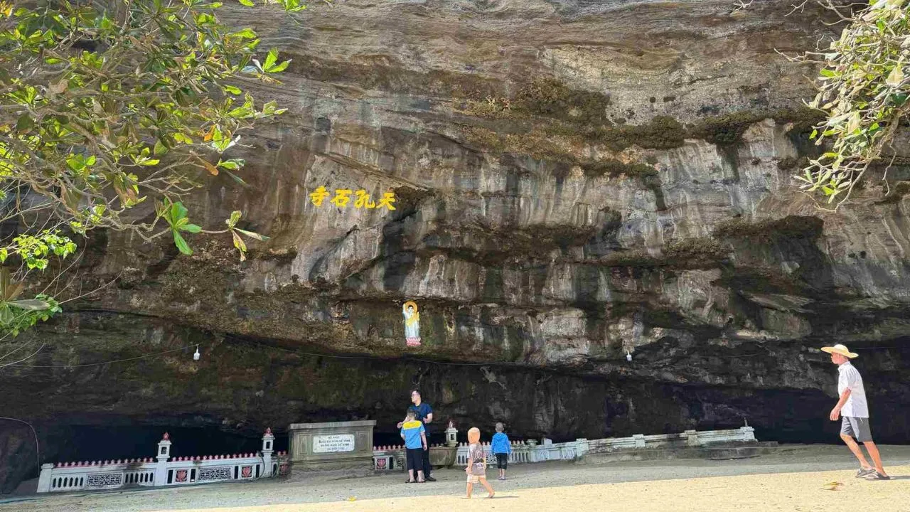 Chùa Hang Lý Sơn