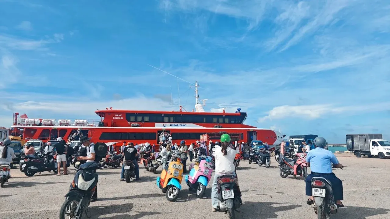 Tàu cao tốc hai thân Phú Quốc Express đi Phú Quý nhẹ nhàng, êm ái