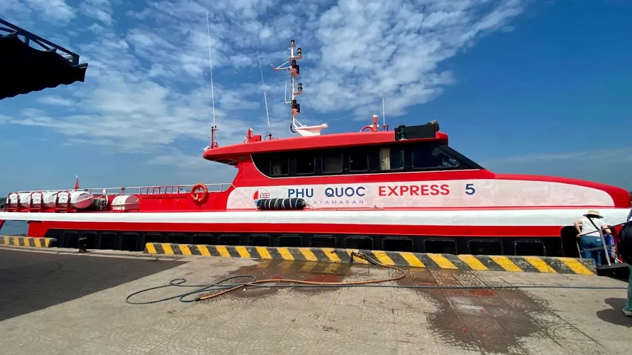 Tàu Phú Quốc Express từ cảng Sa Kỳ đi đảo Lý Sơn