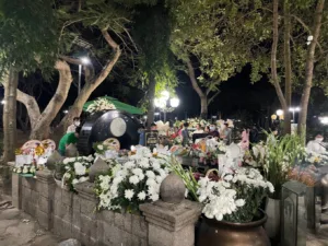 Evening is the time when tourists visit Ms. Sau's grave the most crowded.