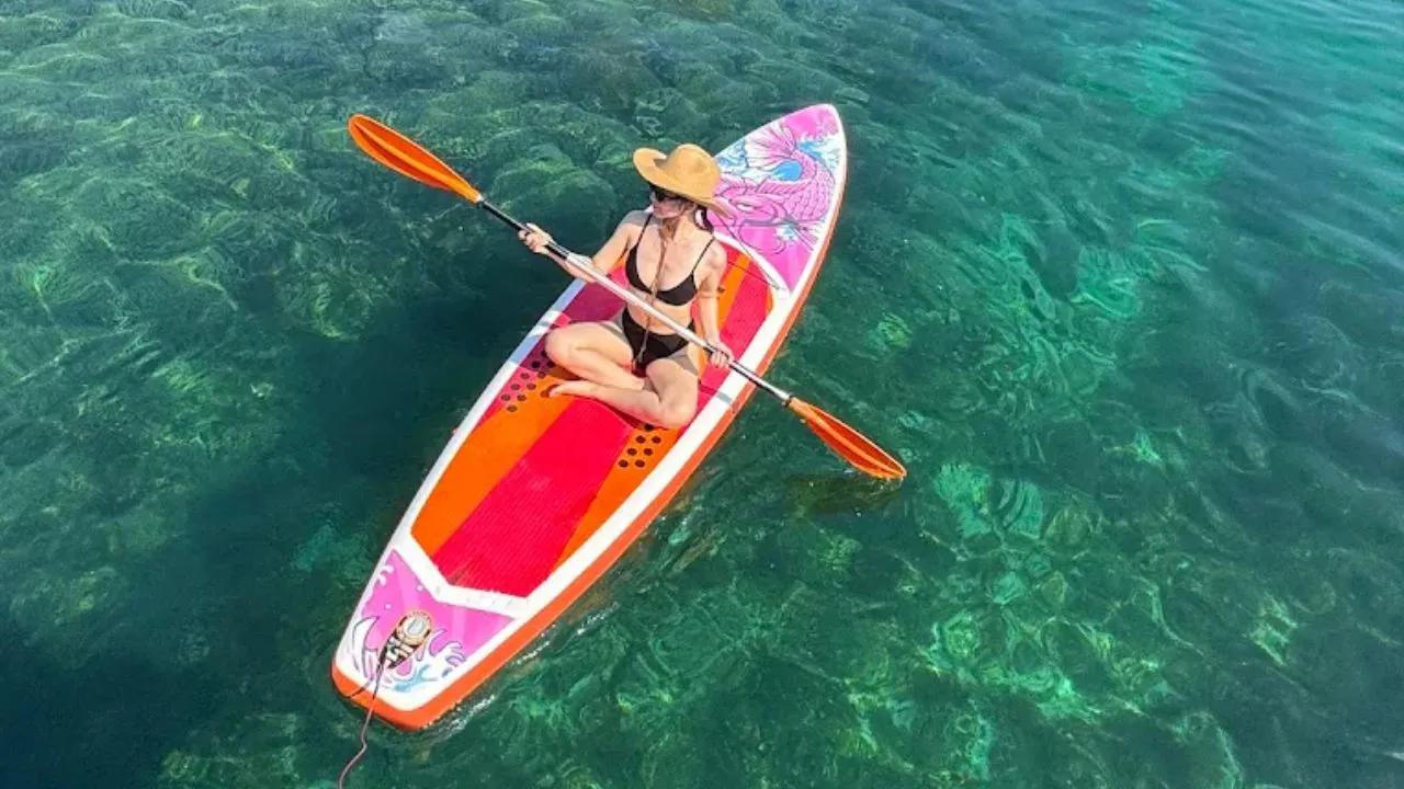 Chèo SUP với làn nước trong xanh nhìn thấy đáy