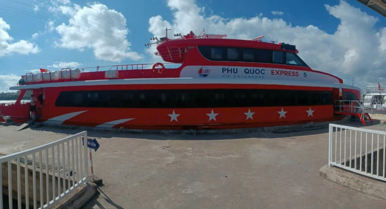 Tàu Phú Quốc Express cập cảng