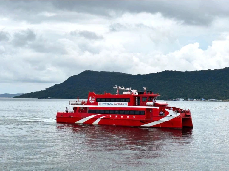 Tàu Phú Quốc Express ra khơi