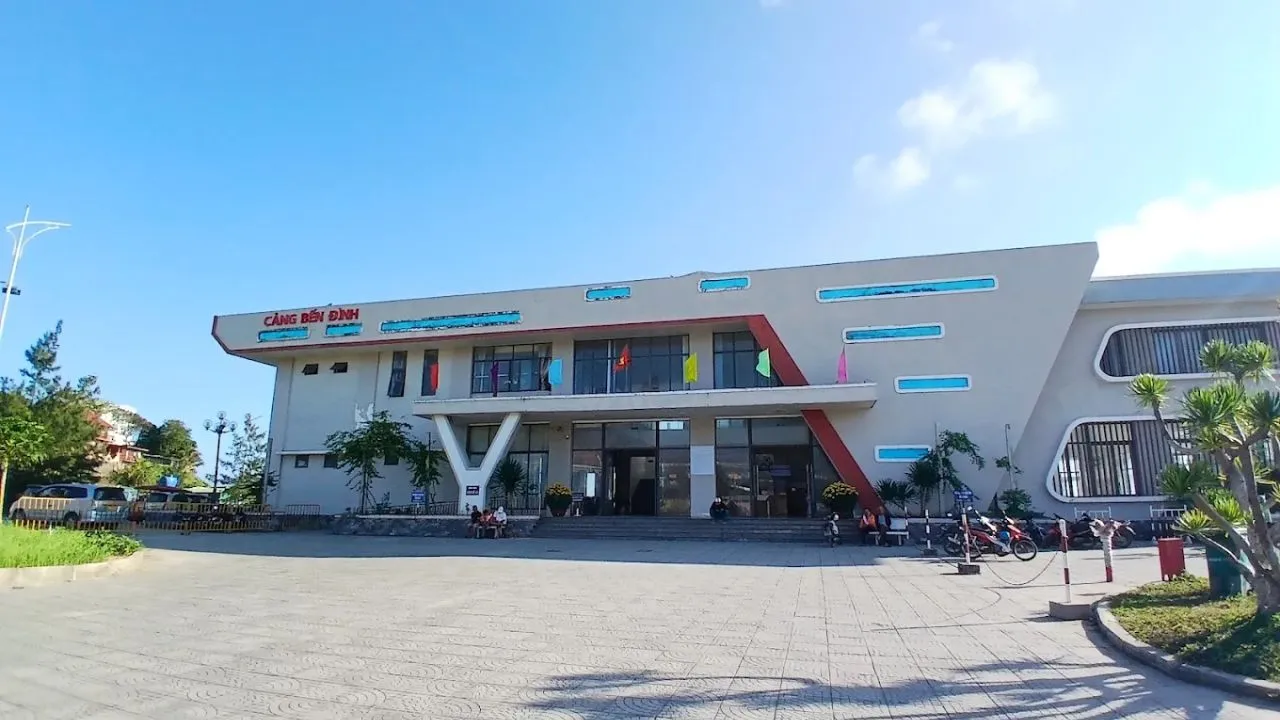 Cập bến Cảng Bến Đình (Lý Sơn)
