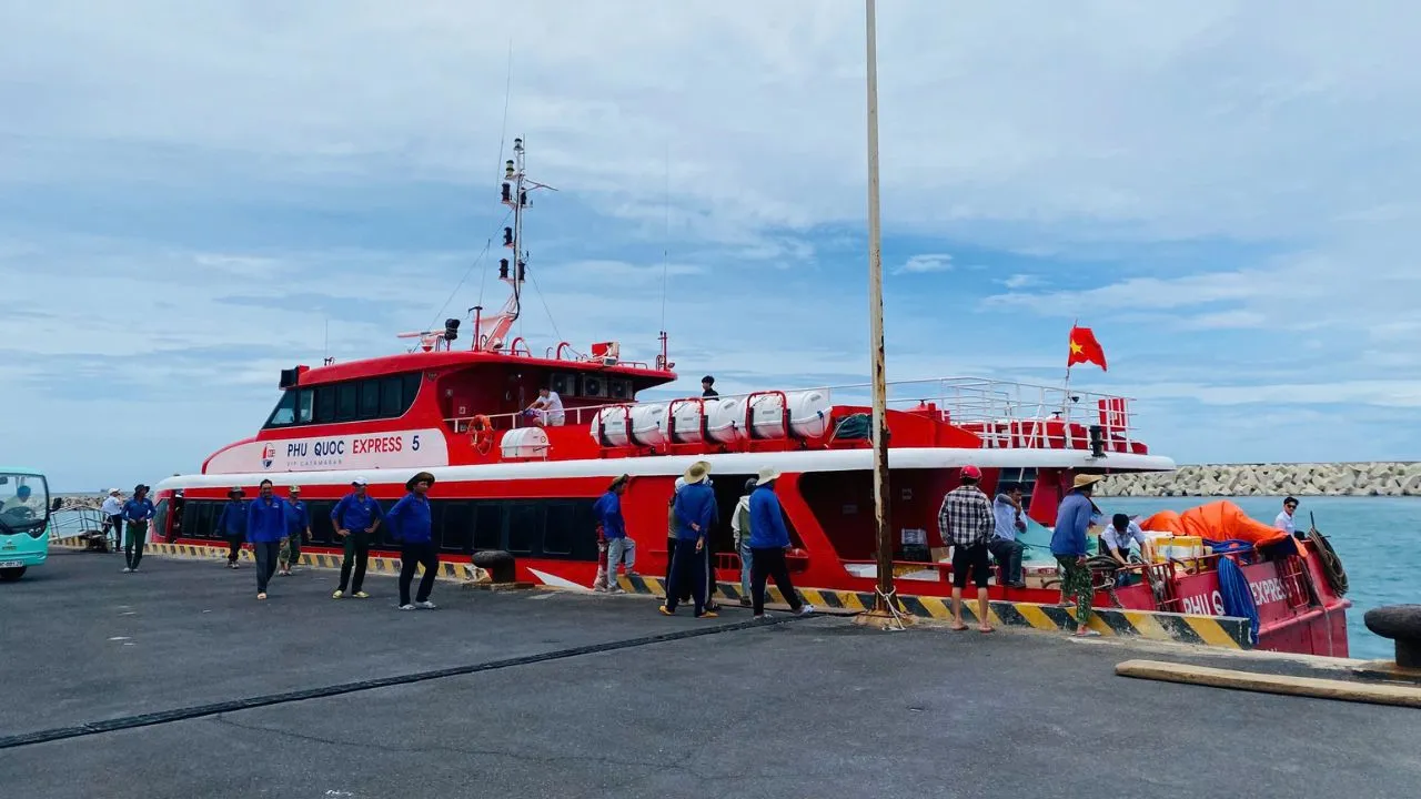 Đồng hành cùng tàu cao tốc Phú Quốc Express để có chuyến hải trình ra đảo Lý Sơn êm ái và an toàn nhất