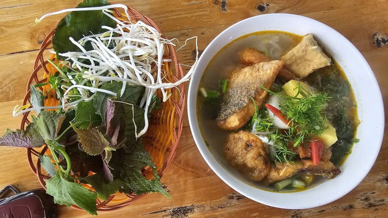 Tô bún chả cá ở Lý Sơn