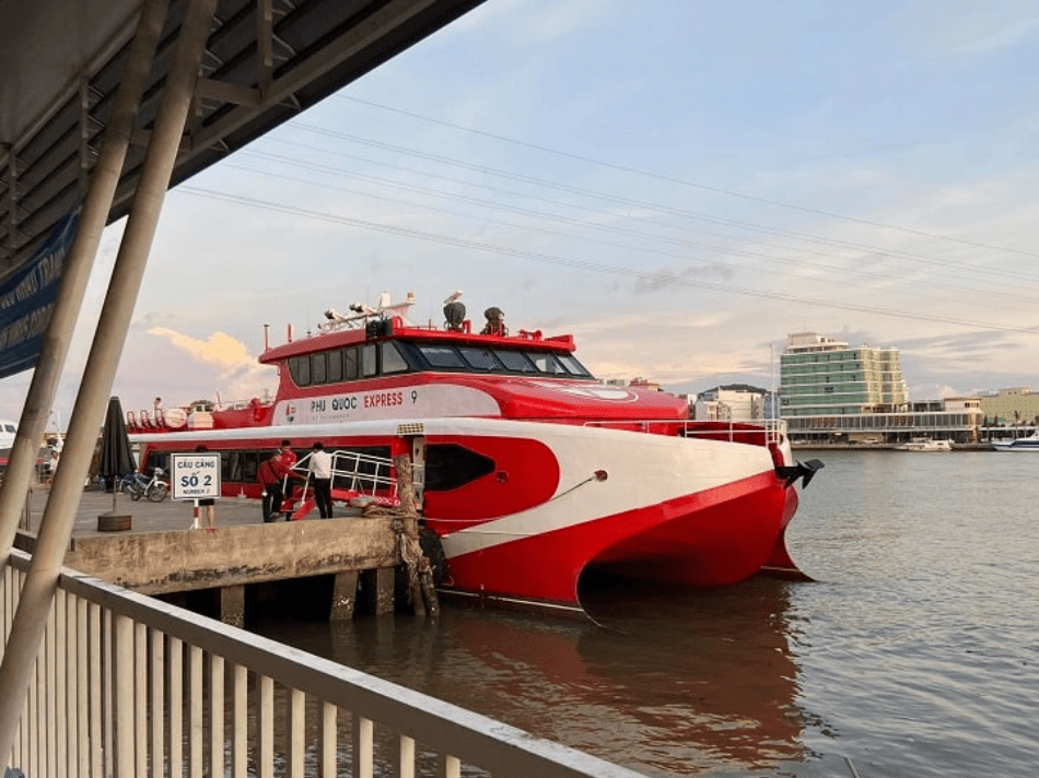 Tàu Phú Quốc Express cập bến Hà Tiên