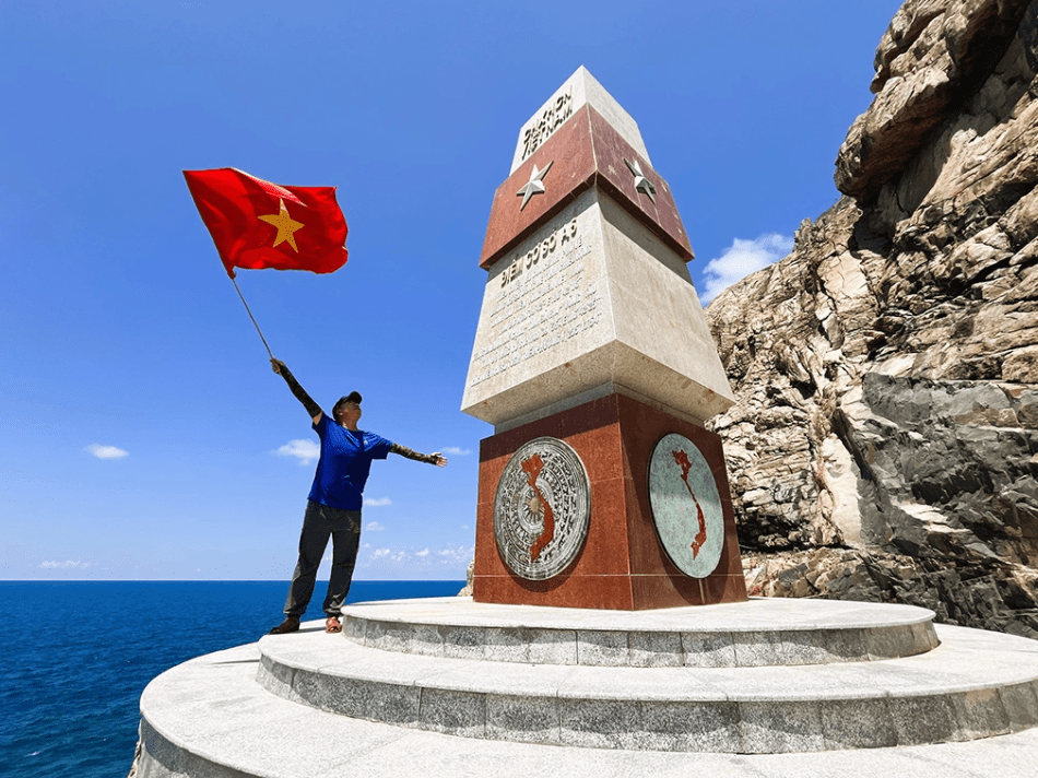 Bạn trẻ check in với một trong các điểm mốc cơ sở đặt tại Côn Đảo
