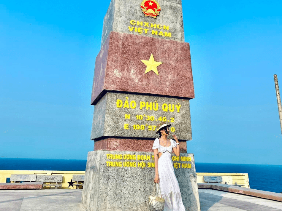 Du khách chụp hình tại cột cờ Phú Quý